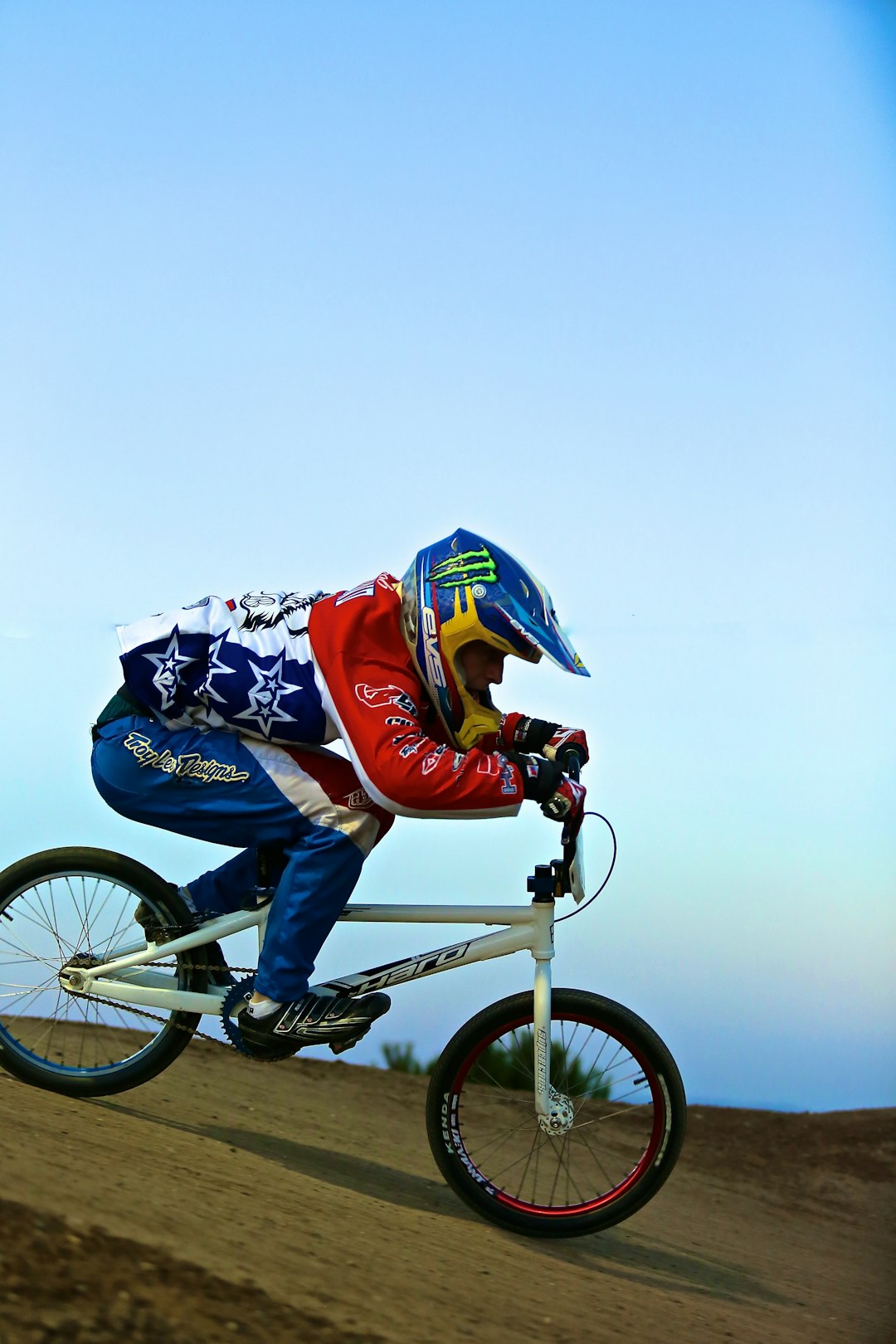 BMX racer in actie op het circuit